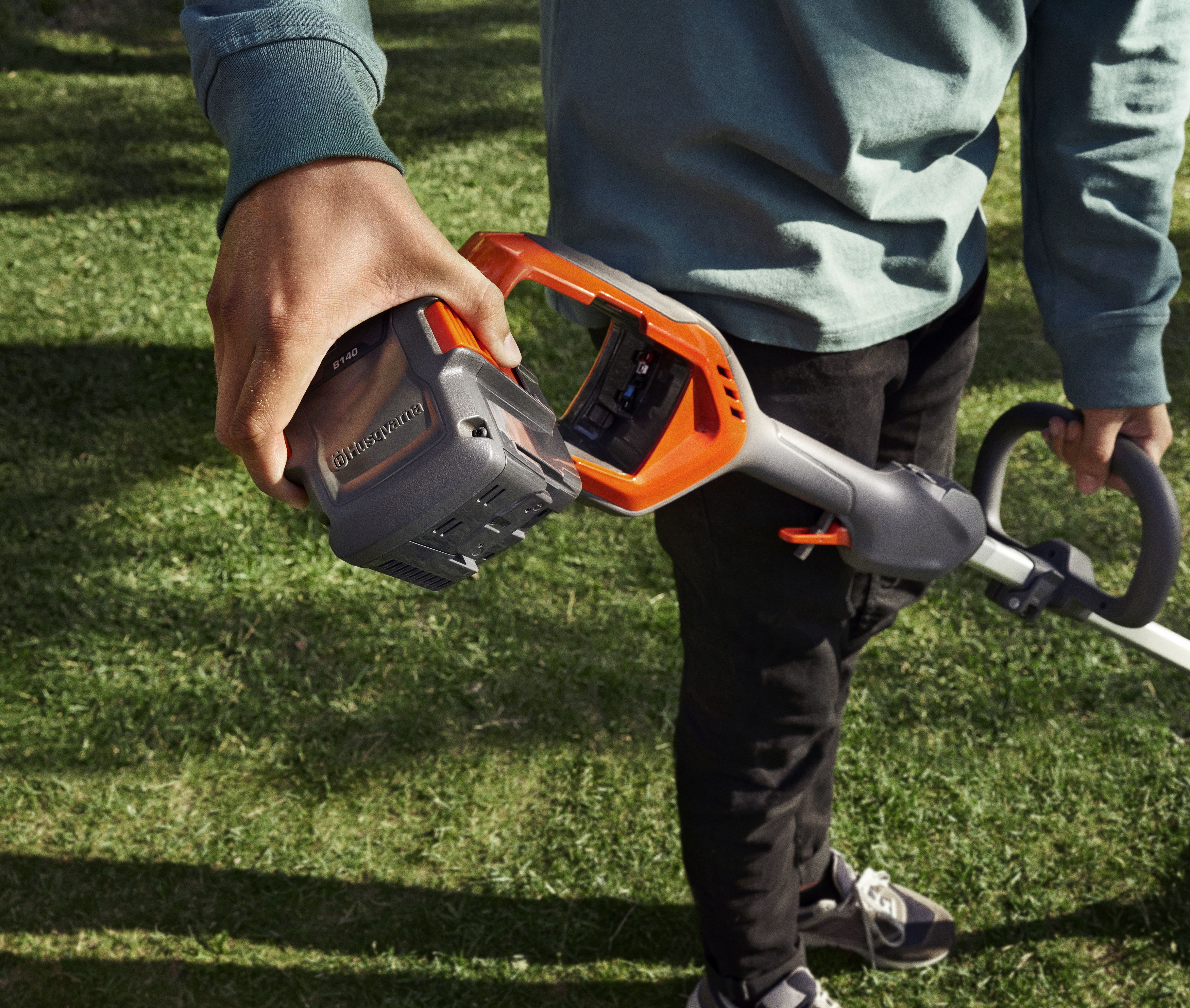 The battery is placed horizontally through the machine to reduce the risk of dirt, water, chips and dust getting into the battery compartment, causing connector issues. Also, it enhances the weight distribution and balance of the tool, making it more user-friendly with increased maneuverability. The through body design also offers a high degree of flexibility since it allows battery packs of different sizes to be used. image