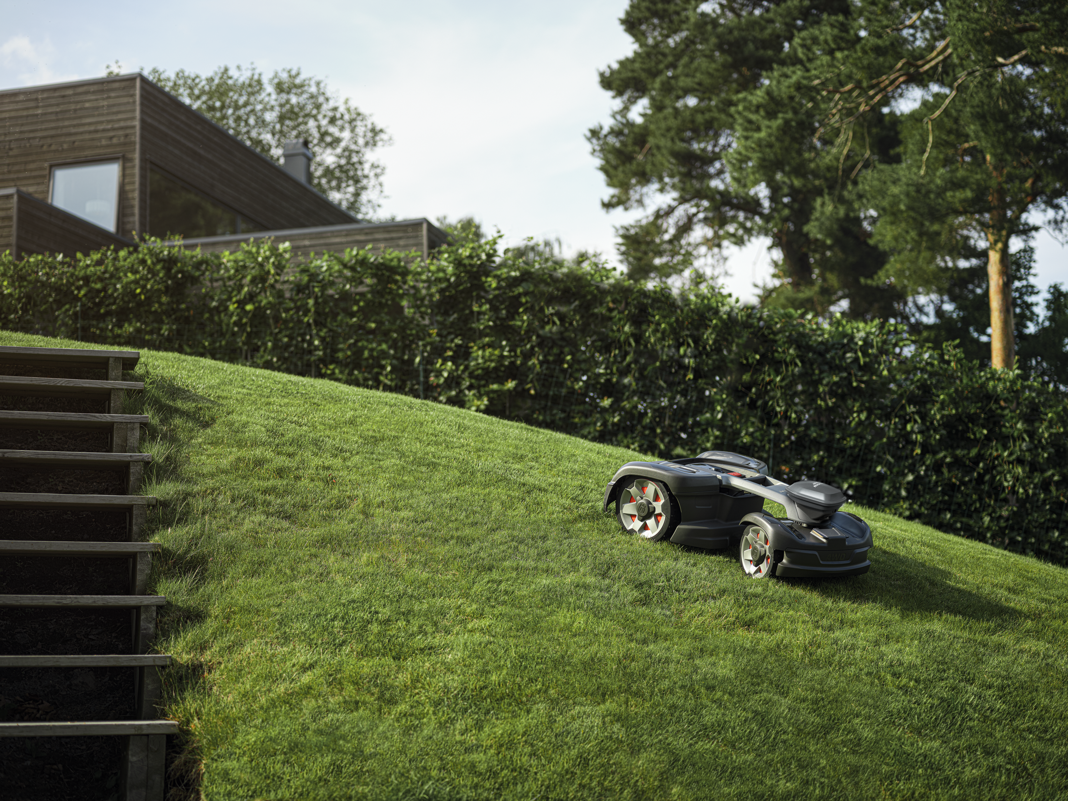 Automower® AWD models feature technology that optimise each wheel's control for superior operation in the most demanding terrain, with an impressive slope performance that handles 70 % (35°) incline. image